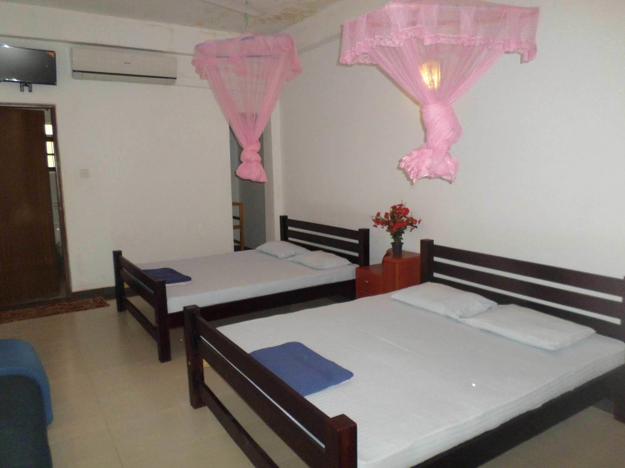 Hotel Senora Kataragama Esterno foto