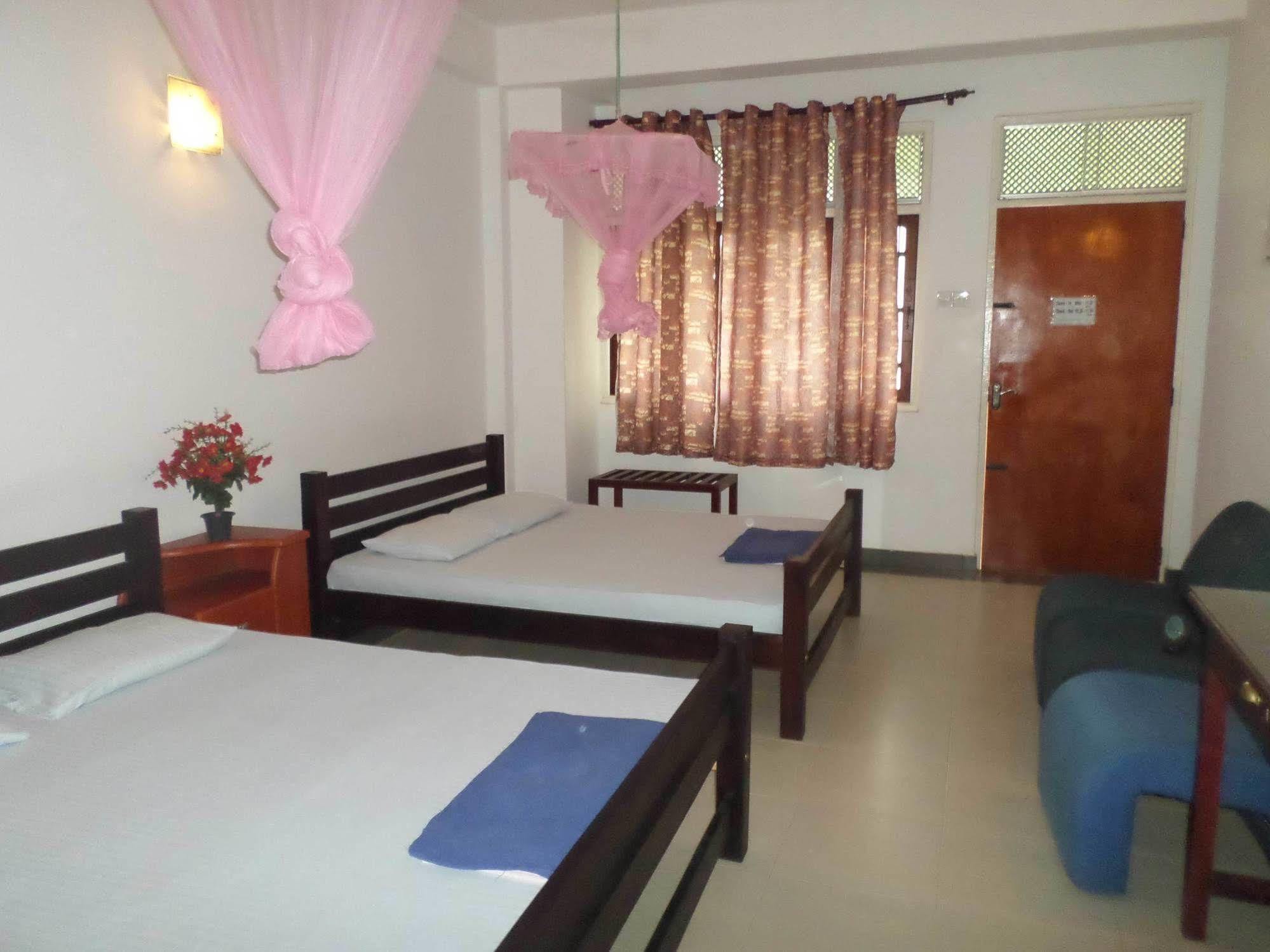 Hotel Senora Kataragama Esterno foto
