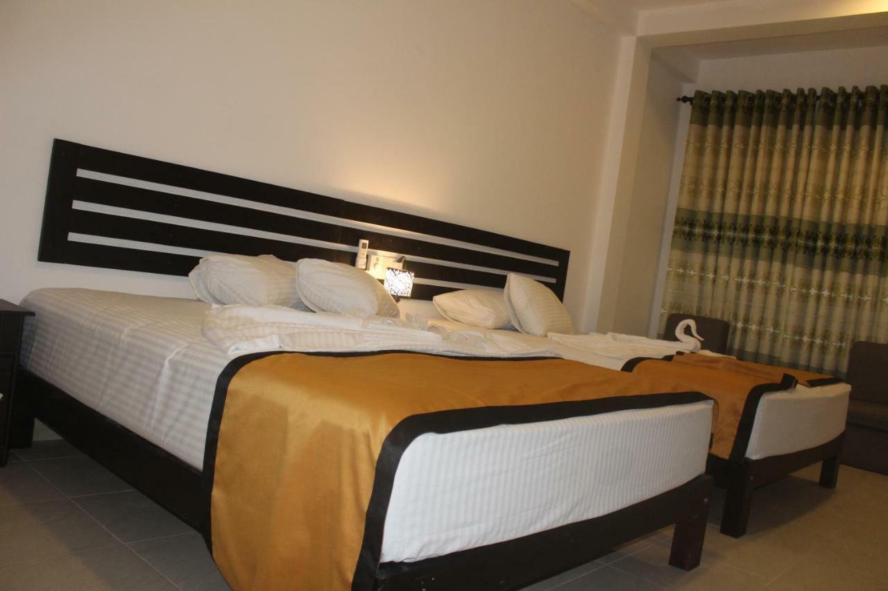 Hotel Senora Kataragama Esterno foto